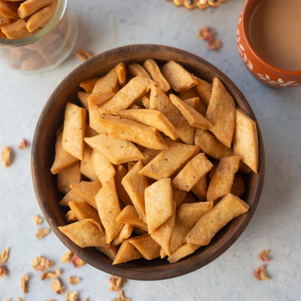 namak para (nimki) in a bowl